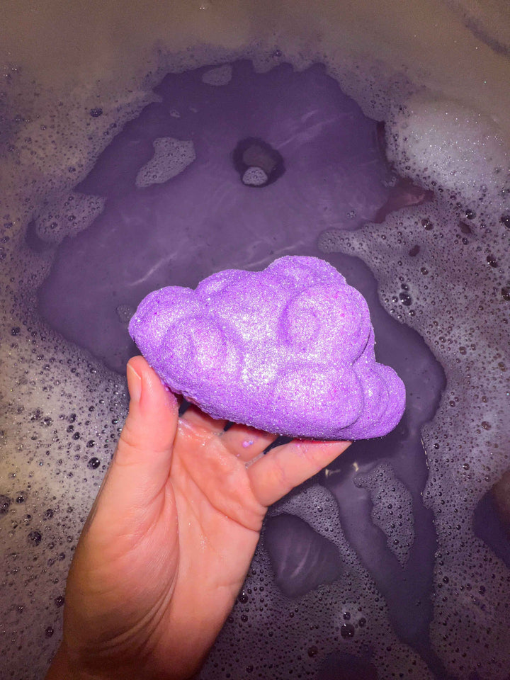 Cloud nine – Crystal-infused bath bomb