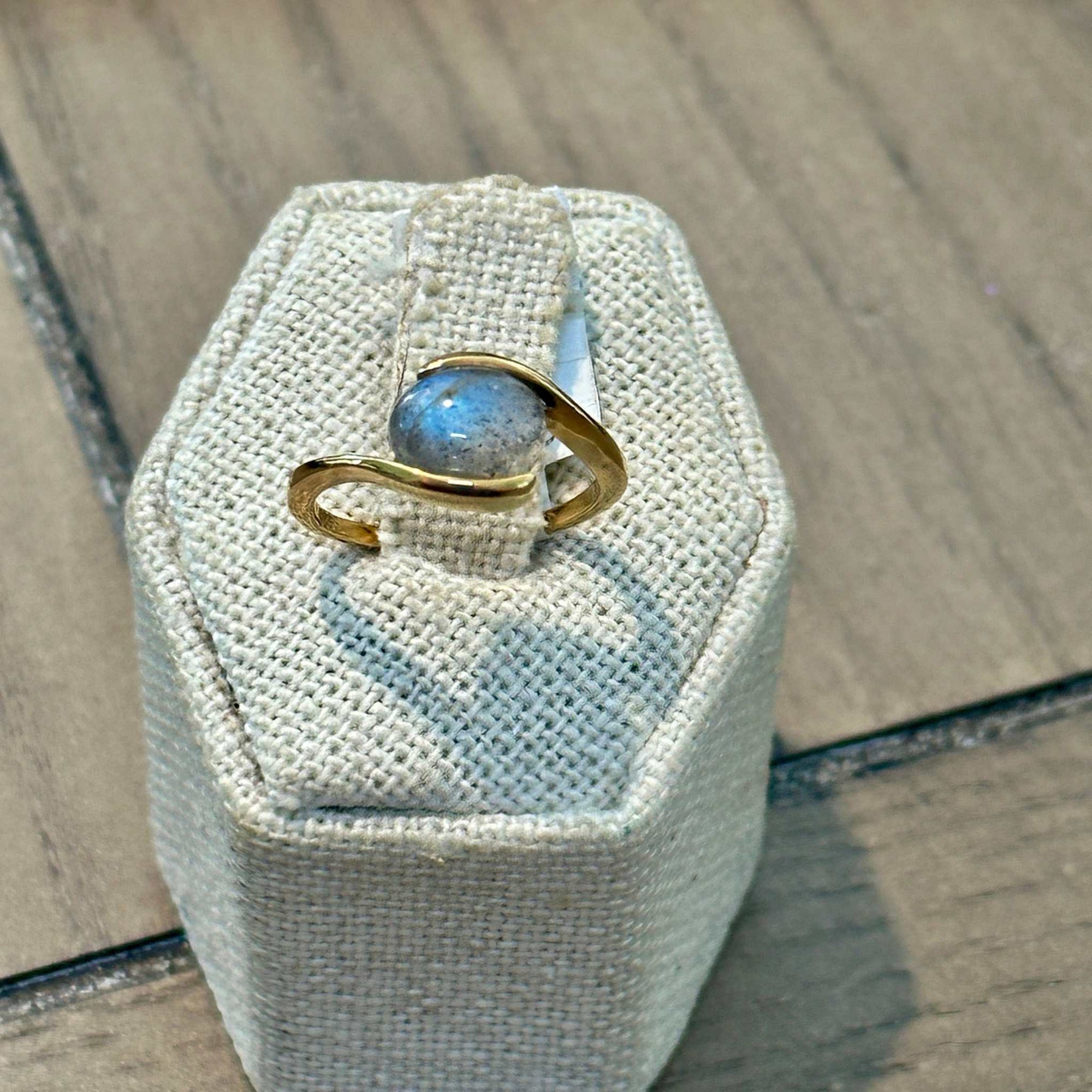 Labradorite Wave-Embrace Round Ring – Gold Filled – Size 6