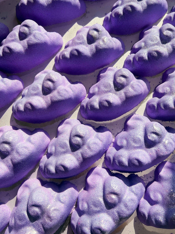 Cloud nine – Crystal-infused bath bomb