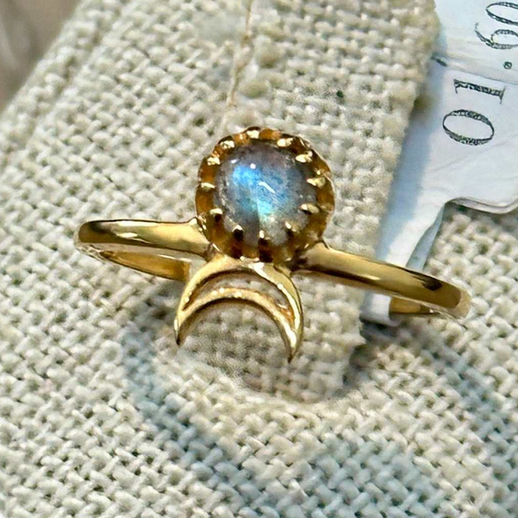 Labradorite Crescent-Glow Oval Ring – Gold Filled – Size 7