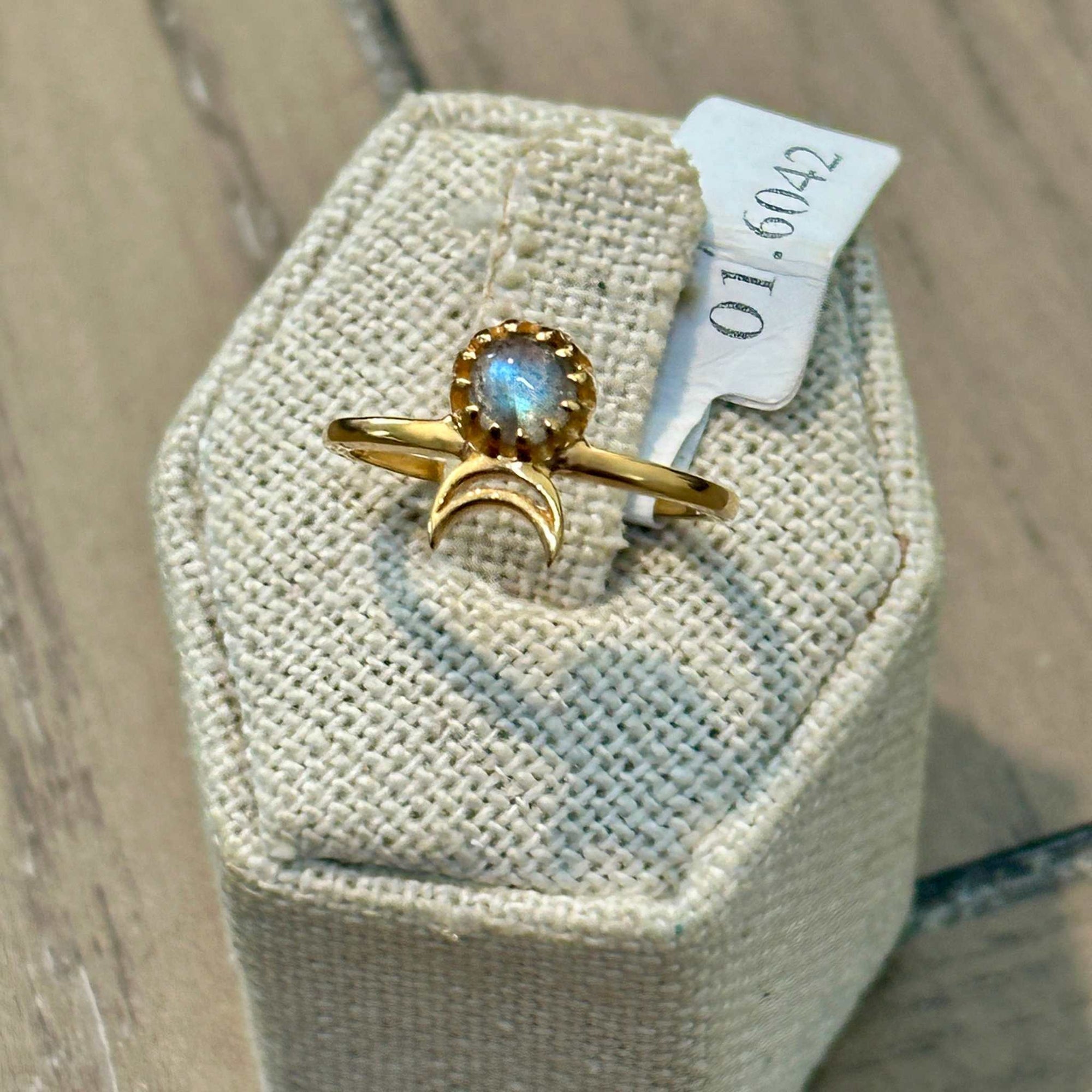 Labradorite Crescent-Glow Oval Ring – Gold Filled – Size 7