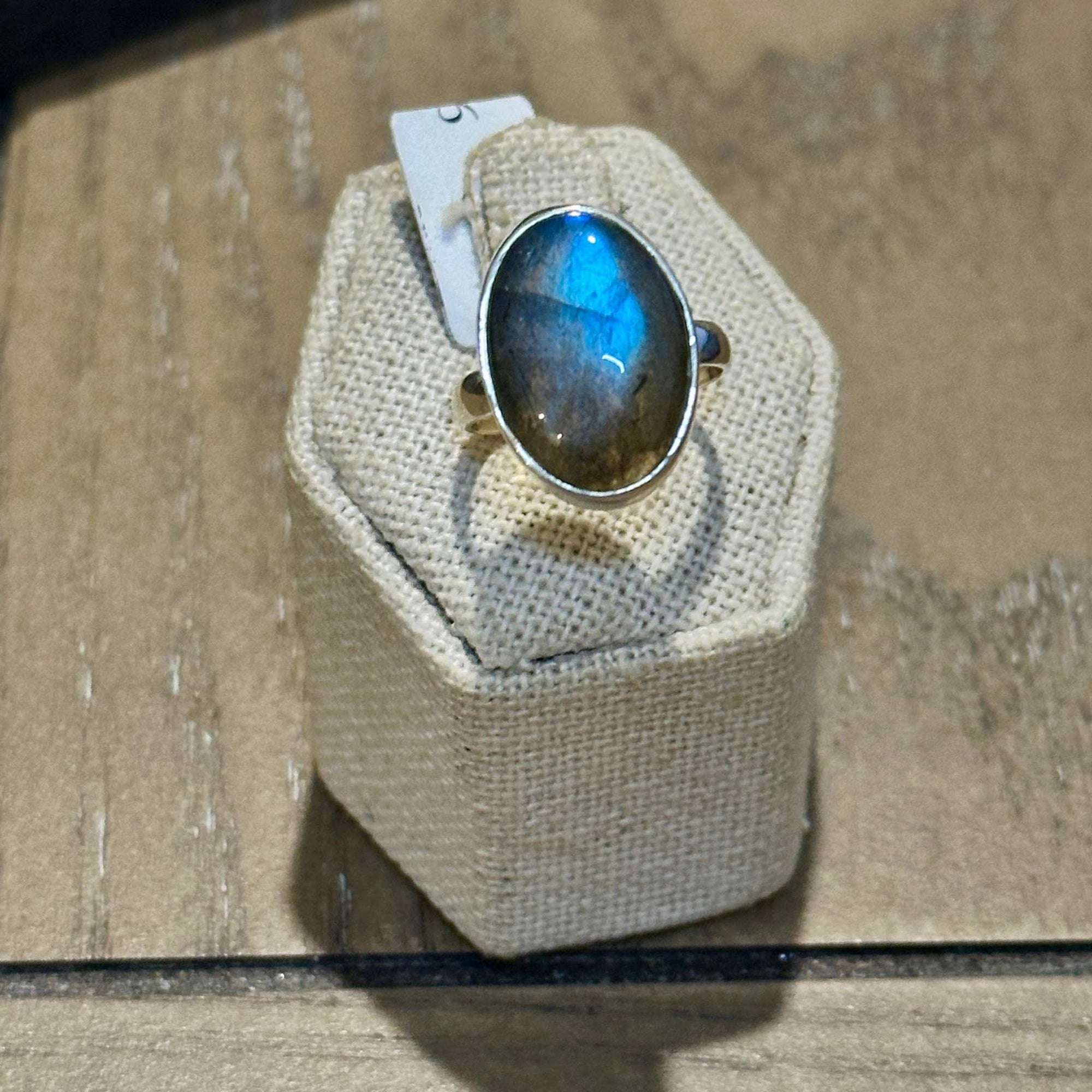 Labradorite Oval Sleek-Band Ring – Sterling Silver – Size 7