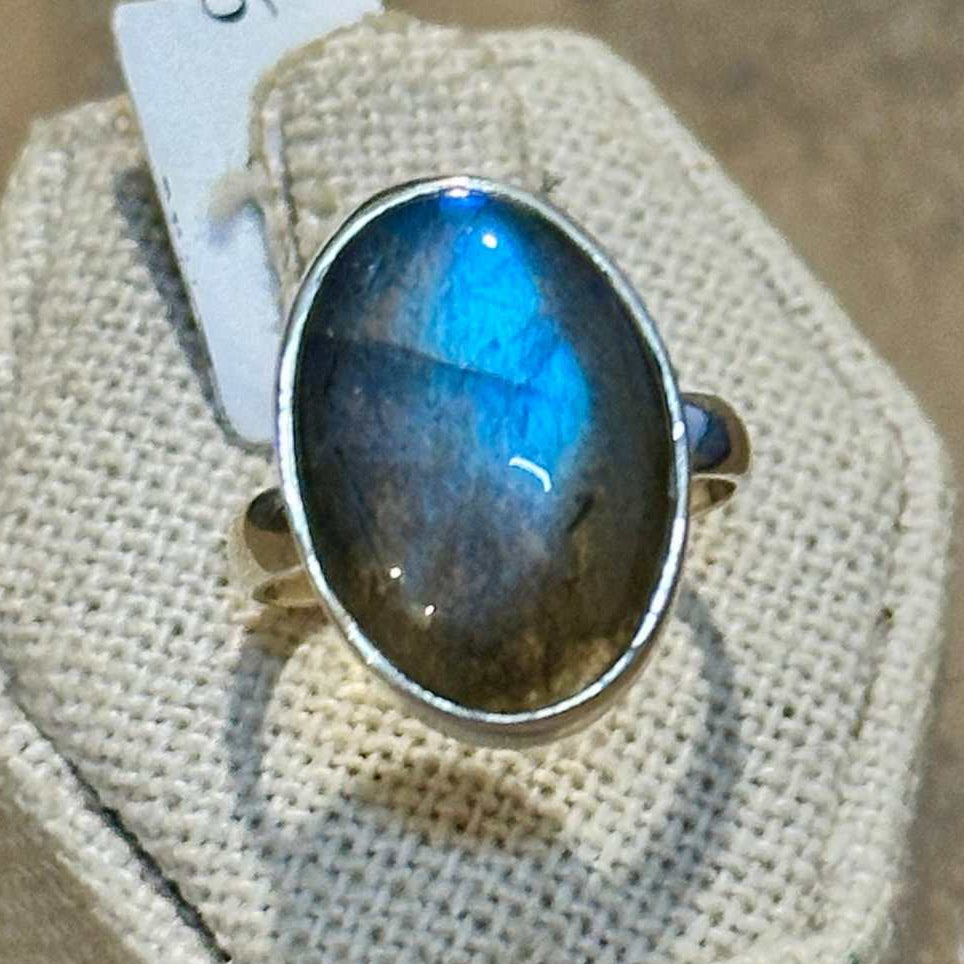 Labradorite Oval Sleek-Band Ring – Sterling Silver – Size 7