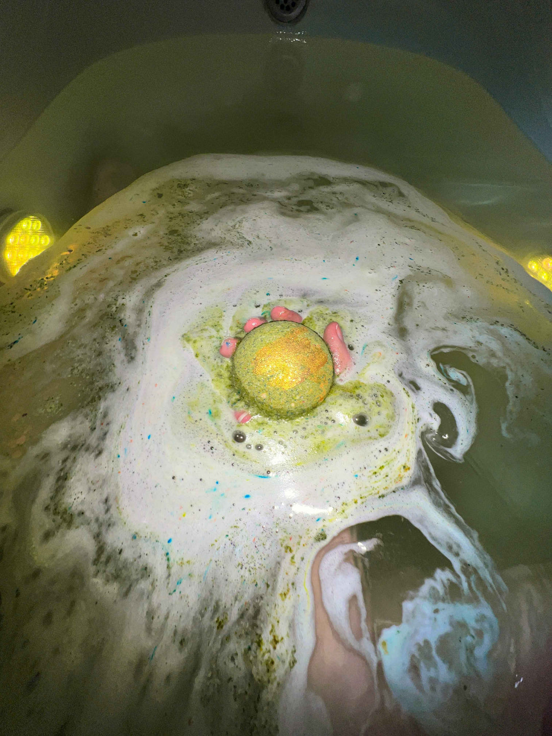 Spellbound – Crystal-infused bath bomb