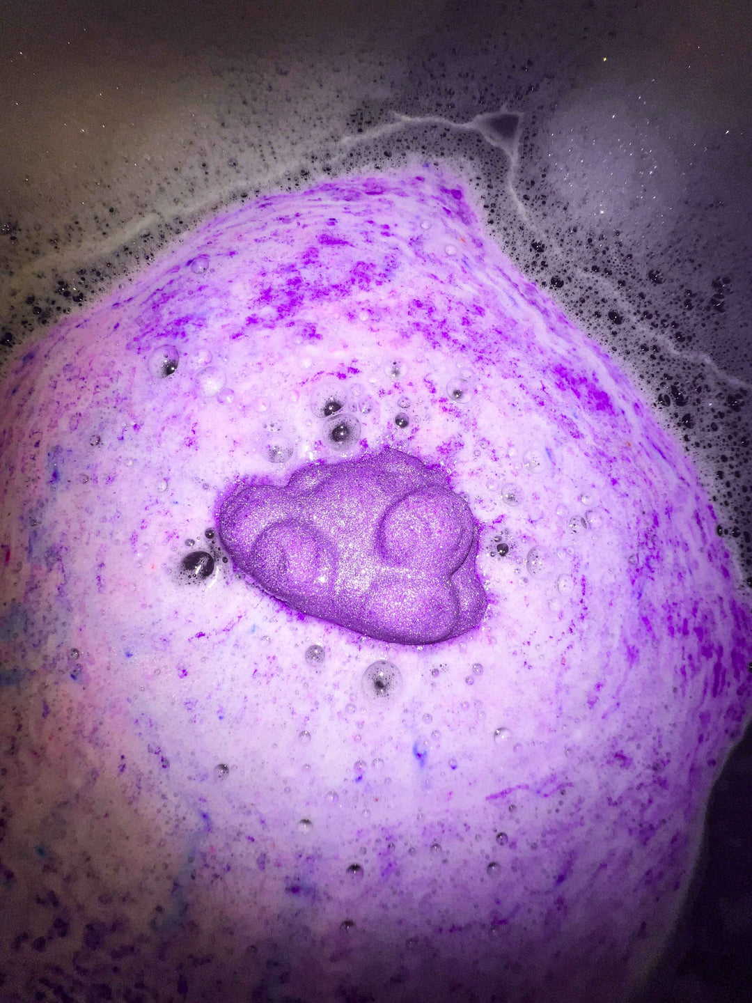Cloud nine – Crystal-infused bath bomb
