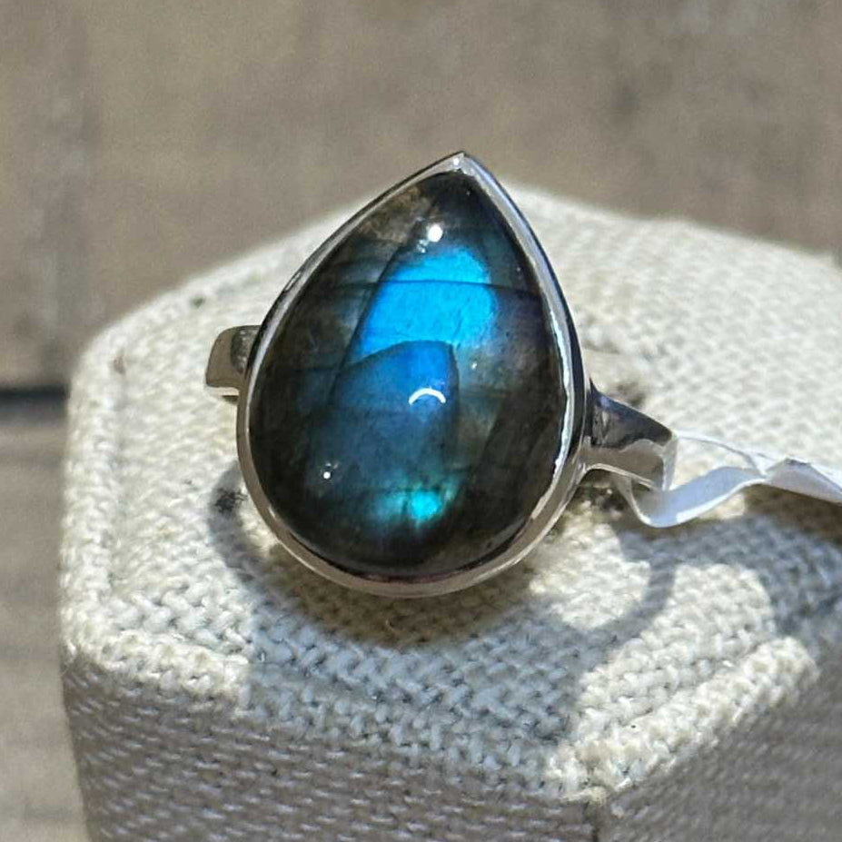 Labradorite Teardrop Polished Band Ring – Sterling Silver – Size 8