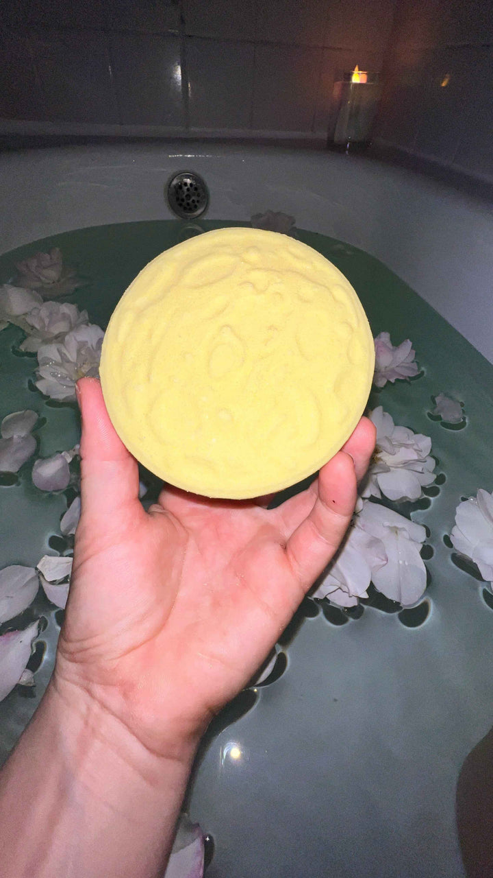 Full moon – Crystal-infused bath bomb