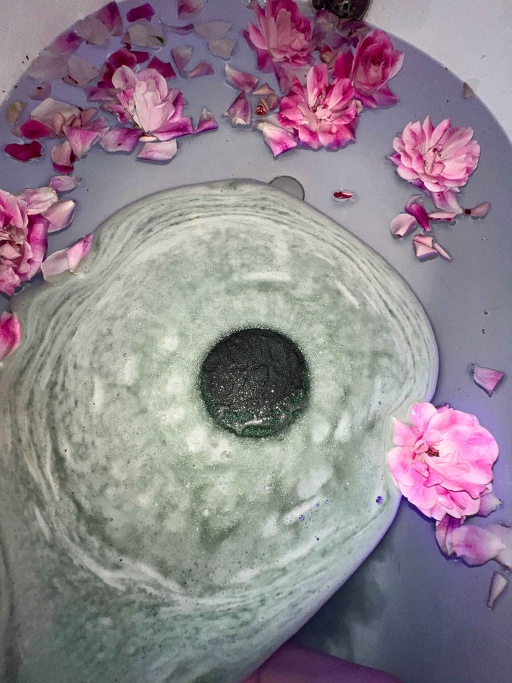 New moon – Crystal-infused bath bomb