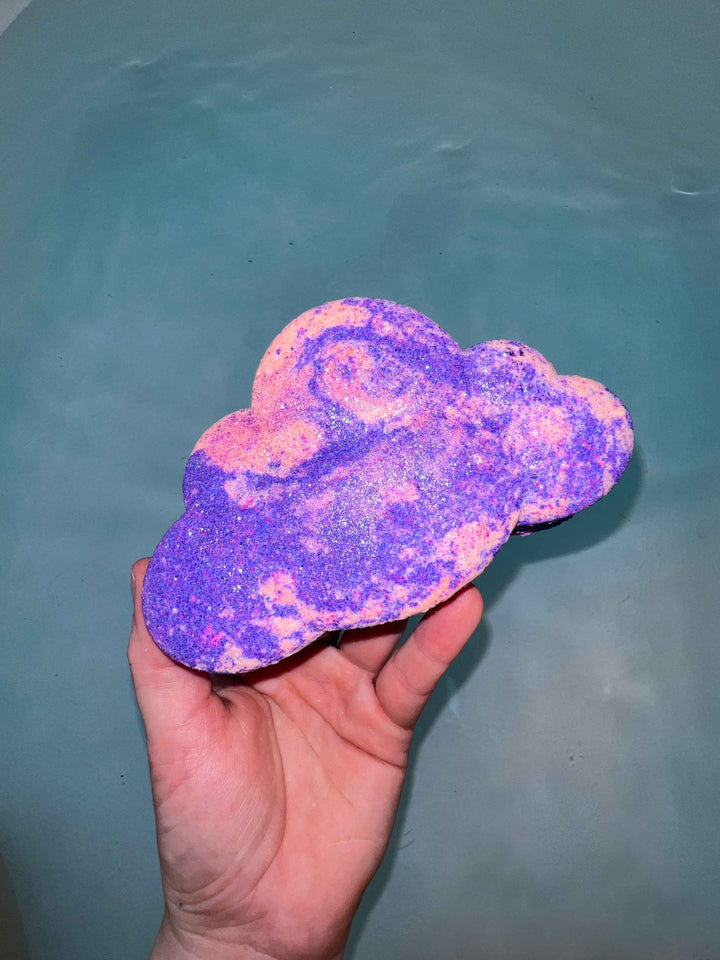 Head in the clouds – Crystal-infused bath bomb