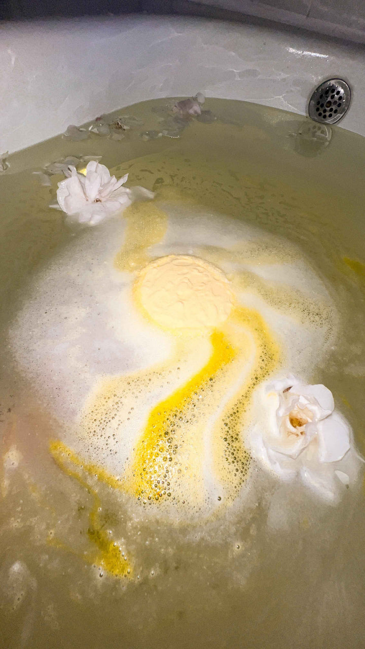 Full moon – Crystal-infused bath bomb