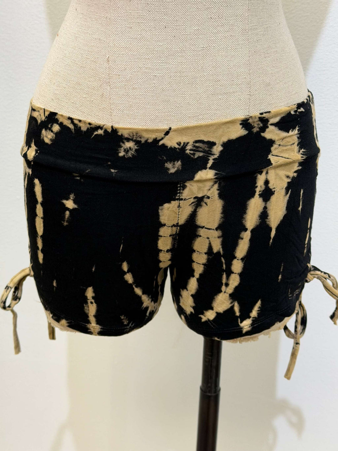 Tie-dye Ruche Booty Shorts
