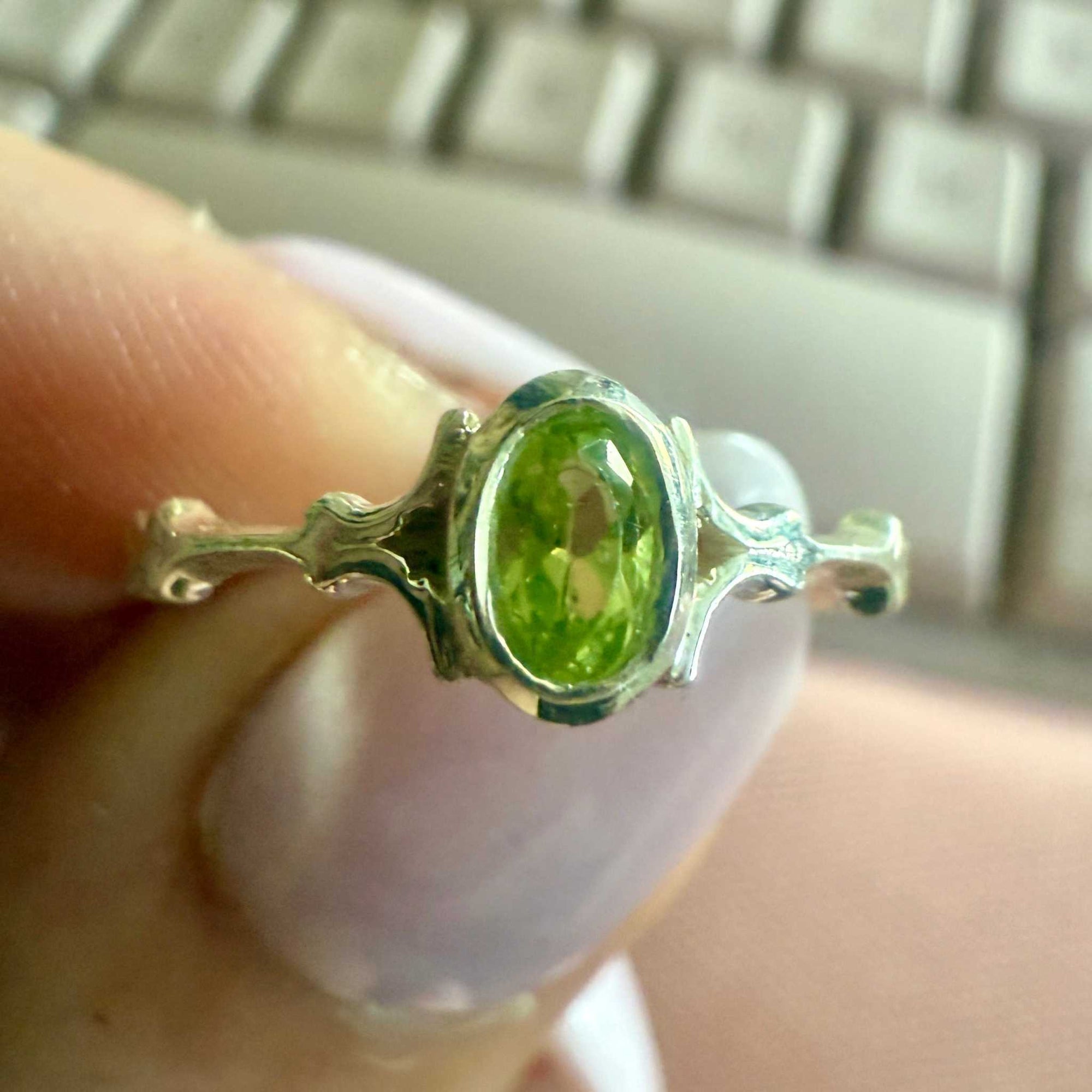 Peridot Oval Vintage-Style Ring – Sterling Silver – Size 6