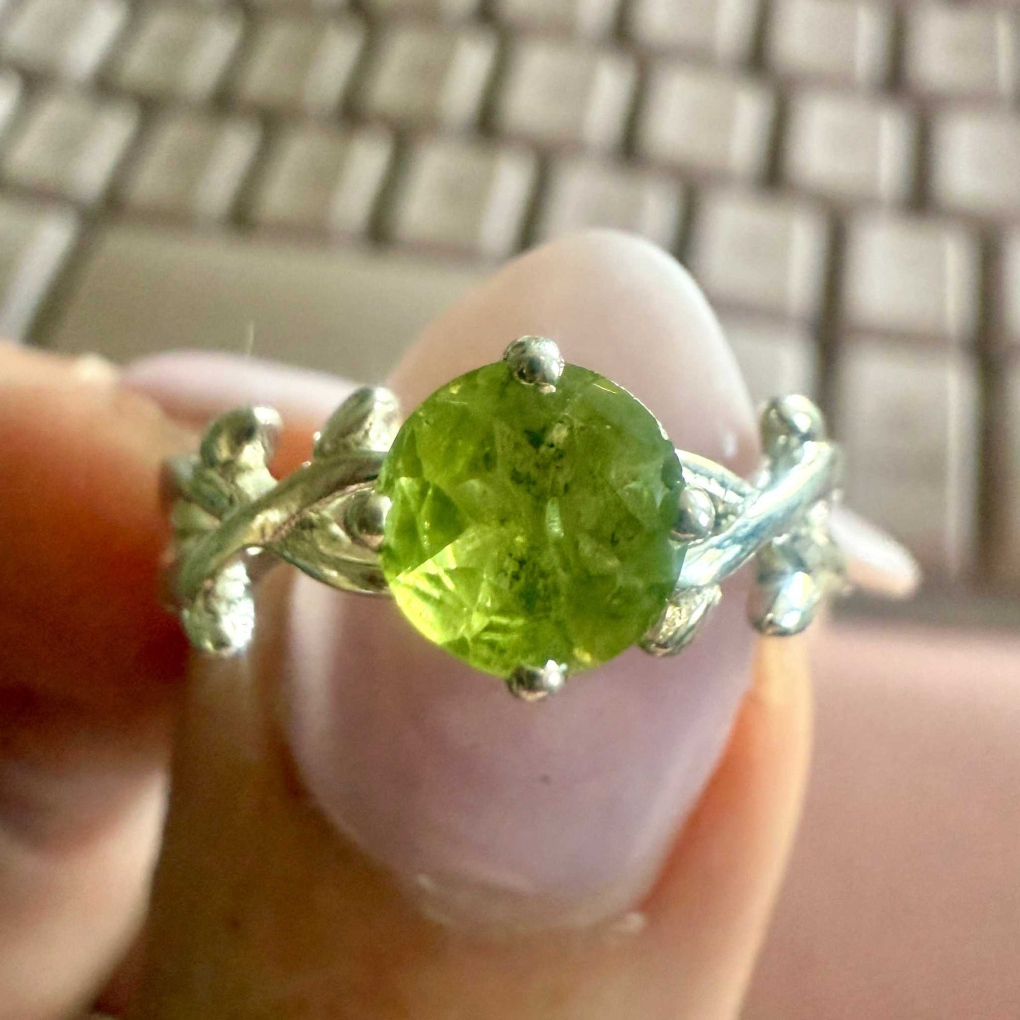 Peridot Round Leaf-Band Ring – Sterling Silver – Size 6
