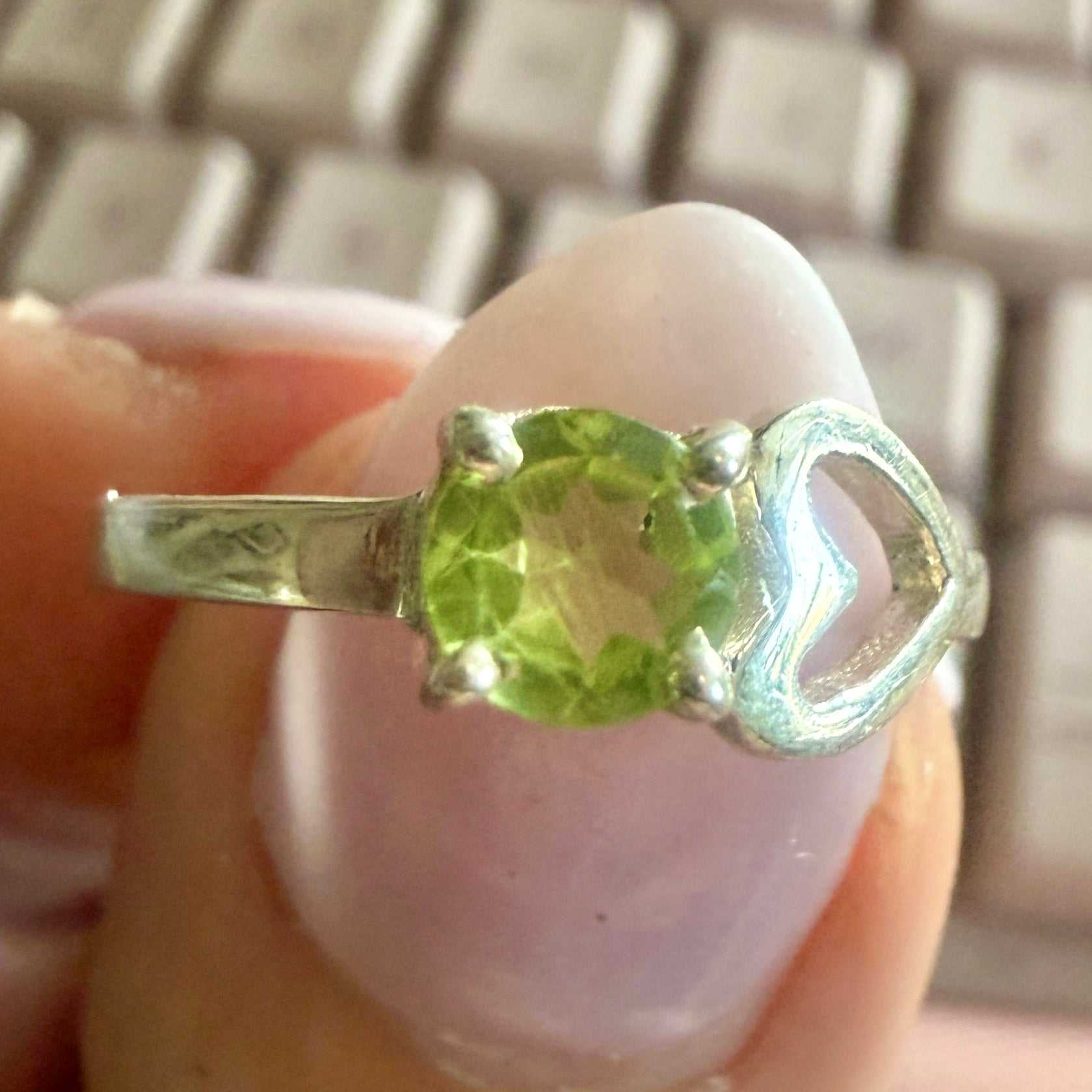 Peridot Round Heart-Accent Ring – Sterling Silver – Size 7