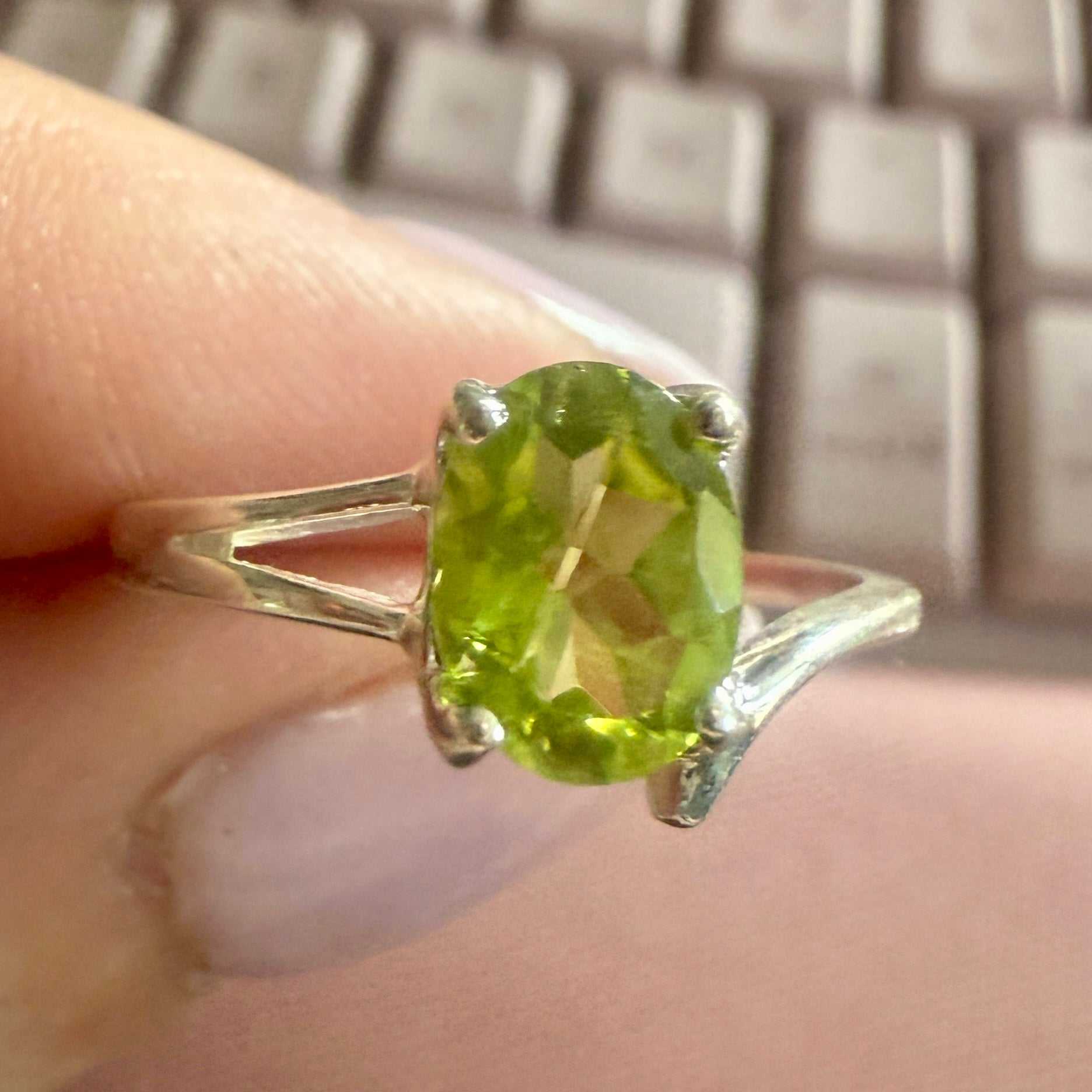 Peridot Oval Split-Band Ring – Sterling Silver – Size 8