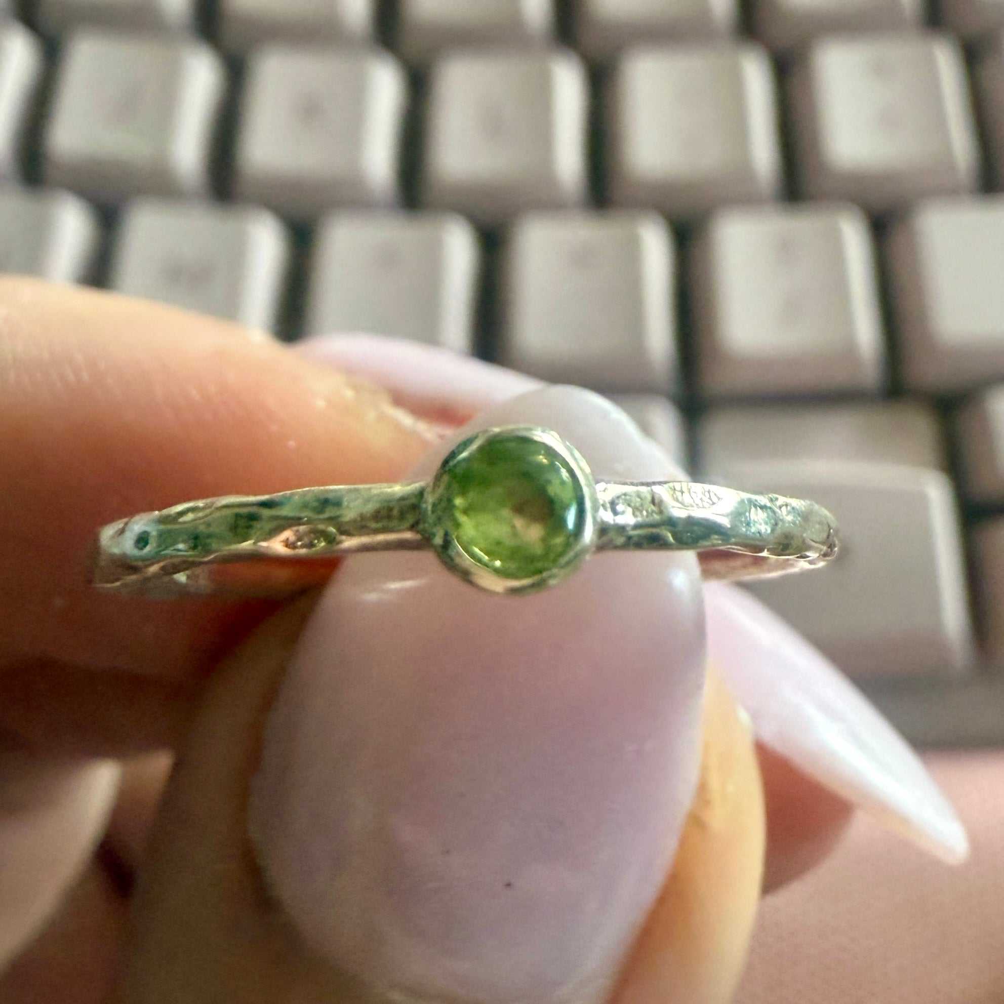 Peridot Round Hammered-Band Ring – Sterling Silver – Size 8