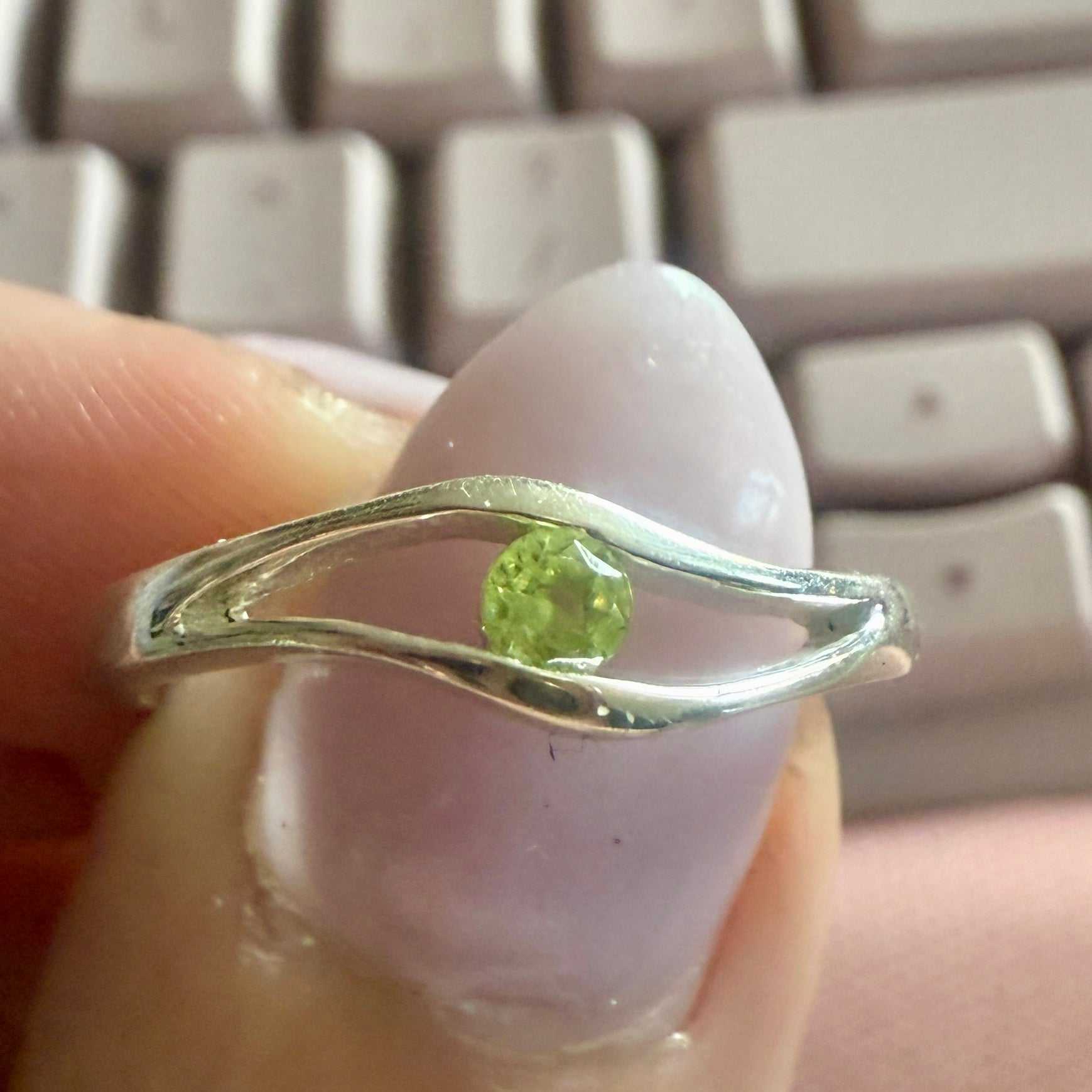 Peridot Floating-Setting Wave Ring – Sterling Silver – Size 8
