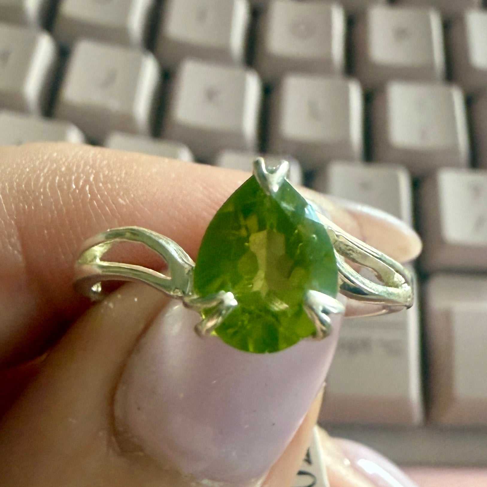 Peridot Teardrop Split-Band Ring – Sterling Silver – Sizes 6, 8 &amp; 9