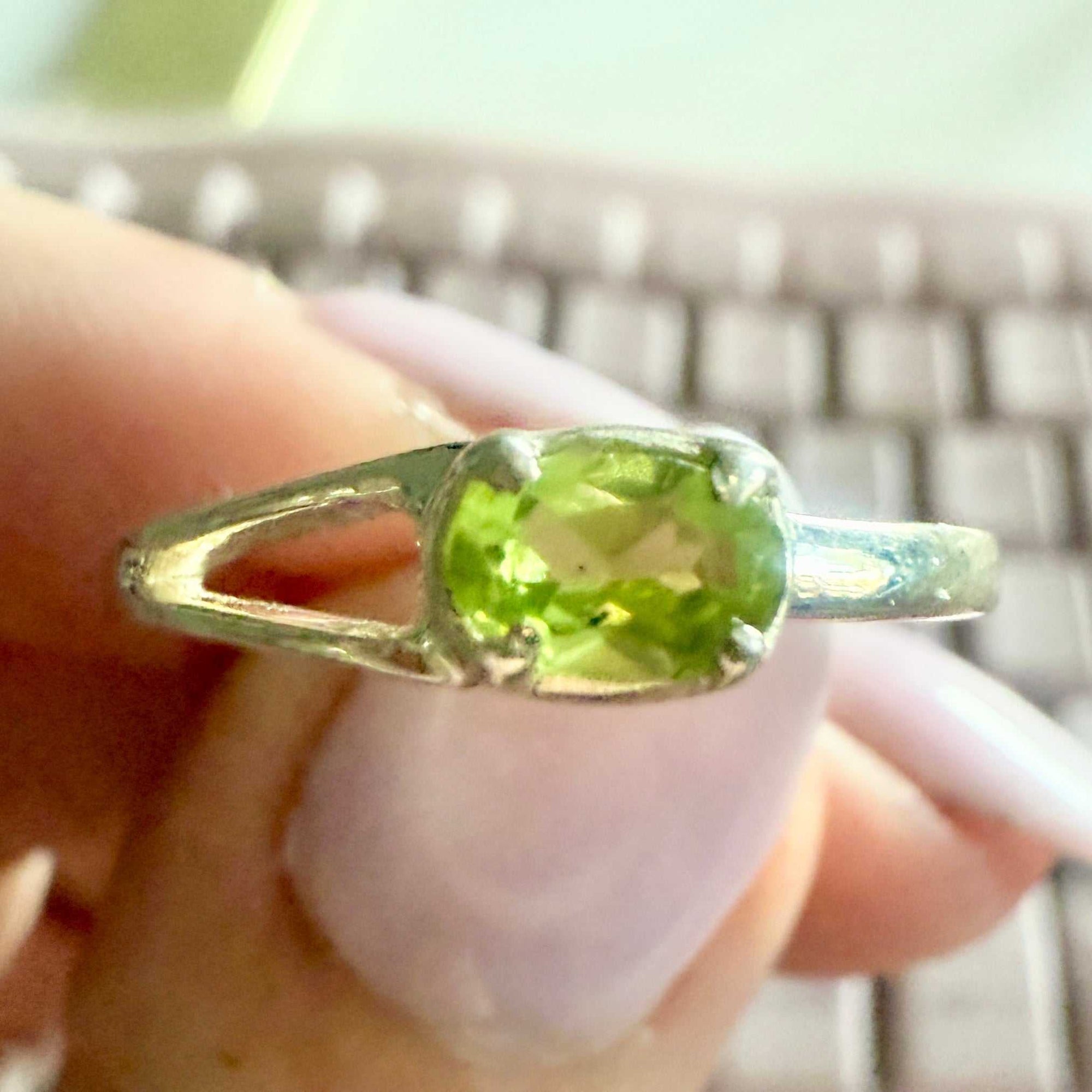 Peridot Oval Split-Shank Ring – Sterling Silver – Size 9