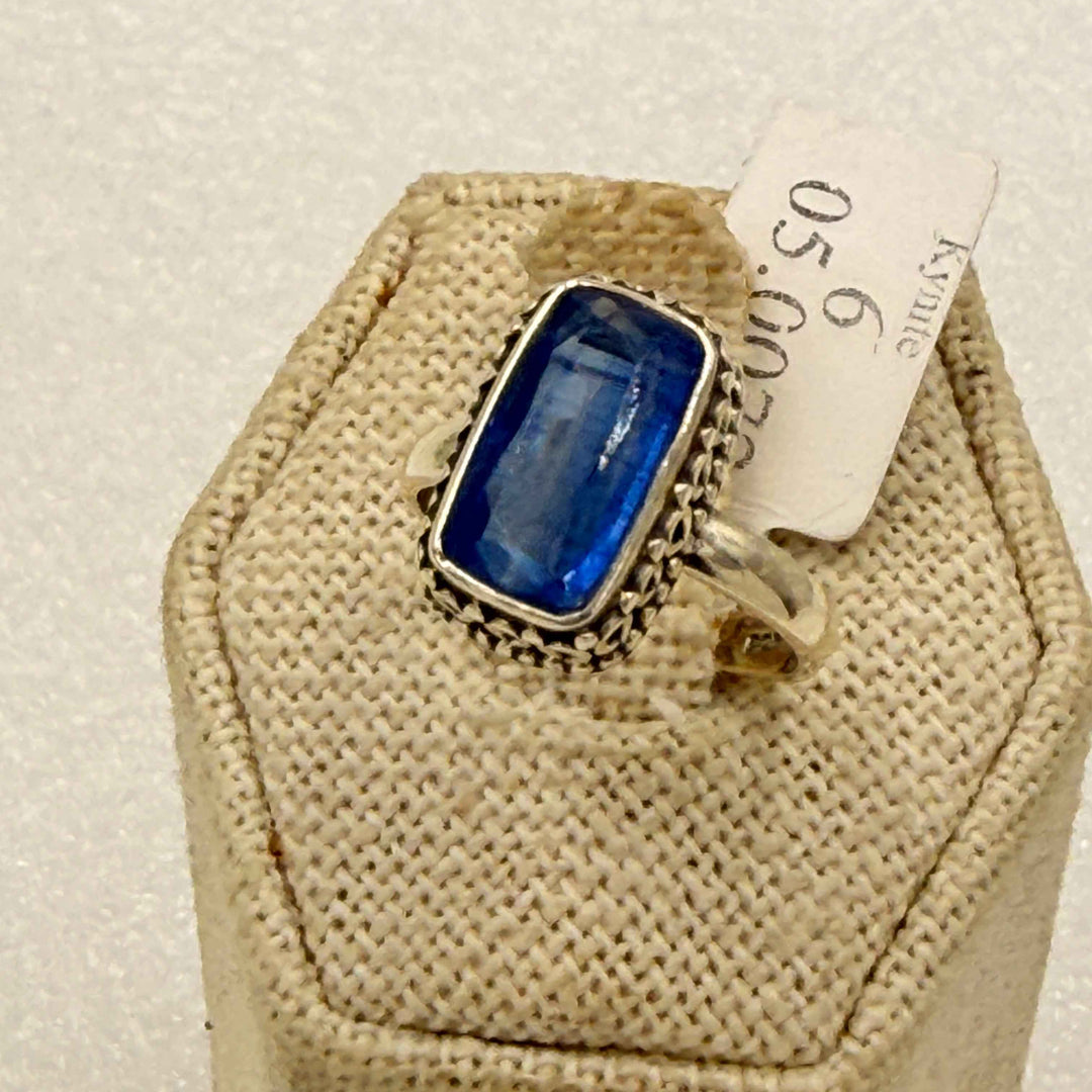 Sterling Silver Princess Blue Kyanite Rectangular Beaded Band Ring - Size 6