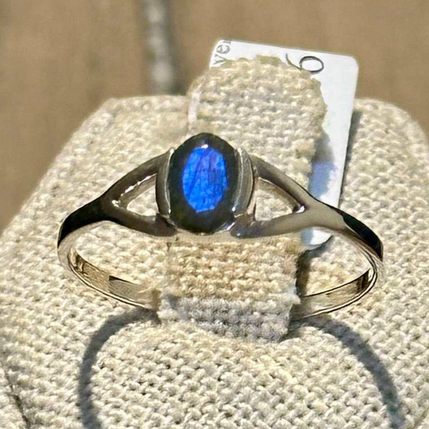 Labradorite Oval Cut Minimalist Ring – Sterling Silver – Size 11