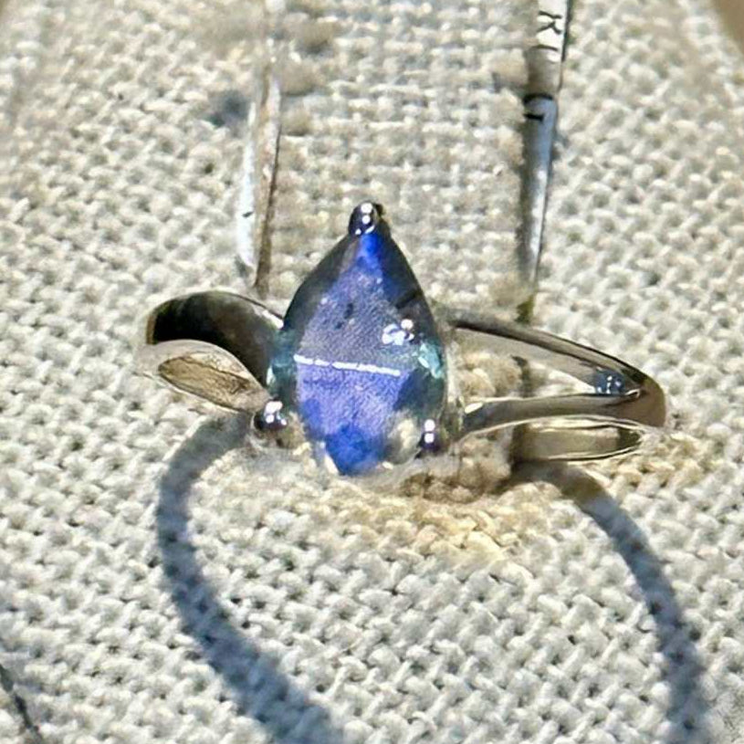 Labradorite Pear-Cut Twisted Band Ring – Sterling Silver – Size 6