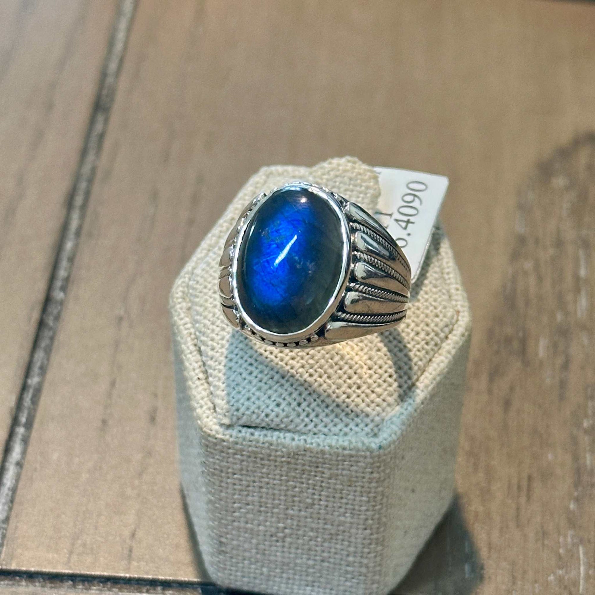 Labradorite Radiant-Flash Ridged Oval Ring – Sterling Silver – Size 11