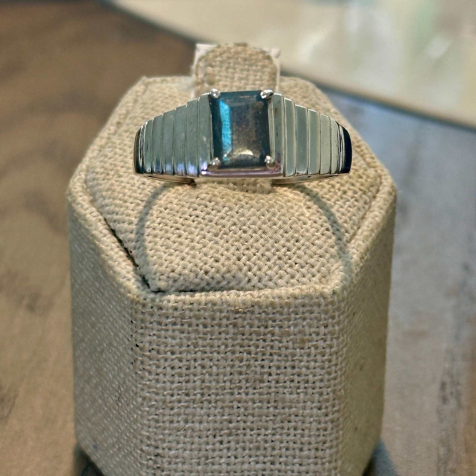 Labradorite Shield-Cut Ribbed Band Ring – Sterling Silver – Size 14