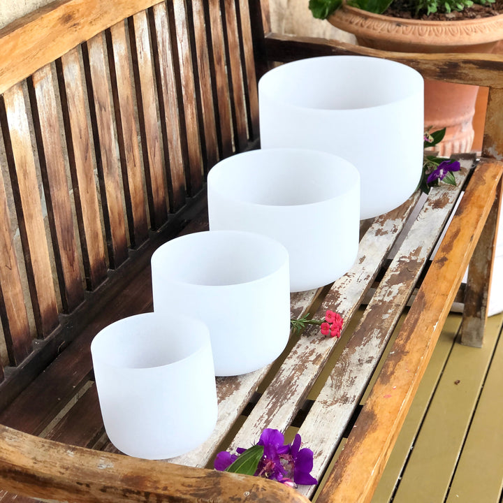 Set of 4 White Sound Therapy Bowls in Beige Carry Case